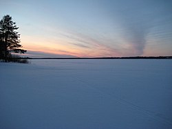 Jäinen Pudasjärvi auringonlaskun aikaan