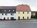 Westlicher Gebäudeflügel des ehemaligen Wirtschaftshofes mit Wohnhaus mit Anbau (Kopfbau, Nr. 14), weiteres Wohnhaus (ohne Nr.), anschließendes Wohn- und Wirtschaftsgebäude mit Gesindewohnungen (Nr. 5) sowie Stallgebäude (Einzeldenkmale zu ID-Nr. 08972300)