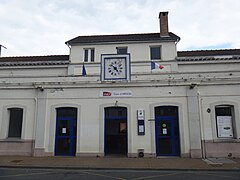 Vue de face sur l'entrée de la gare