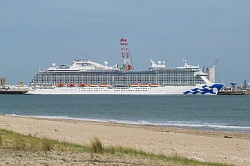 Le Sky Princess de la Princess Cruises a ouvert la saison 2022 au port de La Rochelle le 11 avril[18].