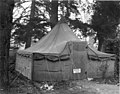 Latrines des officiers, sous tente, en 1945