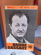 Photographie en noir et blanc sur l'affiche promotionnelle d'une firme de disques.