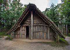 Rekonstruktion eines Langhauses im Archäologischen Freilichtmuseum Oerlinghausen, Foto (2012)