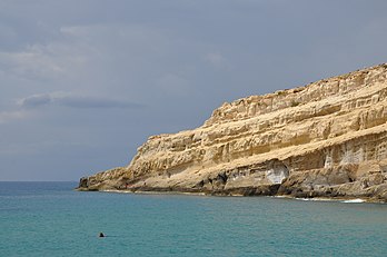 Falaise dans la baie de Matala, sur la côte sud de la Crète. (définition réelle 4 288 × 2 848)