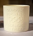 Tasse der Porzellanmanufaktur Fürstenberg mit der Aufschrift: Olympiade Berlin 1936. Der Hort des Friedens