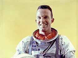 L'astronaute Gordon Cooper en scaphandre.