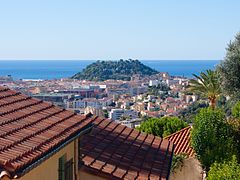 La colline du Château de Nice vu depuis le Parc de Cimiez.