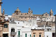 Vista parcial de Ostuni e da sua catedral