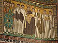 Hoàng đế Justinianus I và Giám mục Maximianô cùng đám cận thần