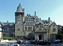 Photographie de la façade d'un château de style néo-gothique.