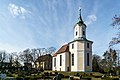 Kirche mit Sonnenuhr, Leichenhalle, drei Grabmale, Denkmal für die Gefallenen des Ersten Weltkrieges, Höhenmarke an der Südwand des Chores, Luther-Gedenktafel an der Südseite der Einfriedung, Hühne-Gedenktafel mit Bank an Außenseite der südlichen Kirchhofsmauer sowie Kirchhofseinfriedung (Einzeldenkmale zu ID-Nr. 08972345)