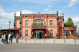 Uelzer Wahrzeichen: Goldenes Schiff und Hundertwasserbahnhof