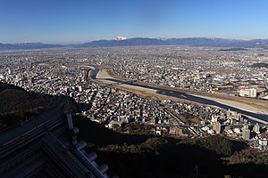 北西側の眺望 長良川と周辺の街並み、遠景は左から鈴鹿山脈の霊仙山、伊吹山、池田山などの山並み