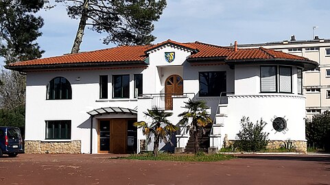 Villa Chantaco, 978, avenue du Colonel Kw Rozanoff, réquisitionnée par les allemands pendant la guerre. Elle est notamment occupée par les équipages des Junkers Ju 290 du Fernaufklärungsgruppe 5 de juin 1943 jusqu'à leur départ en août 1944[4]. Il reste de leur passage des graffitis, qui ont été conservés au rez-de-chaussée.