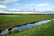 十勝川河畔（十勝川アクアパーク）と十勝中央大橋（2013年10月）