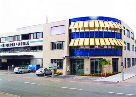 Firmenzentrale nach dem An- und Umbau (2001–2004).[18]