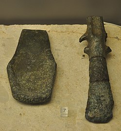 Hacha de talón y doble anilla y posible lingote de la mina de La Profunda, Cármenes (2.500 - 2.000 a.C.)