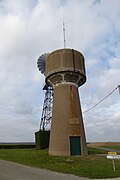 Château d'eau et éolienne de Vigny.