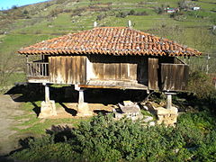 O espigueiro asturiano (neste caso uma panera), tem o telhado em quatro águas, ainda que o galego tenha a duas águas.