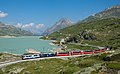 A Bernina-vasút a Lago Biancónál