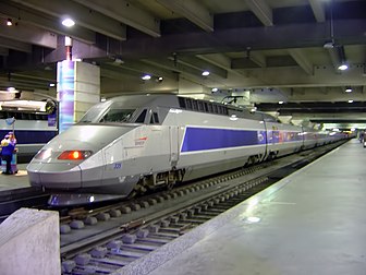 Une rame de TGV à quai en gare de Paris-Montparnasse à Paris (France). (définition réelle 2 592 × 1 944*)