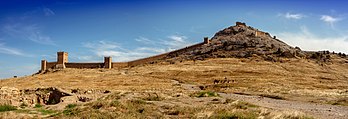 La forteresse gênoise de Soudak, en Crimée. (définition réelle 6 307 × 2 165)