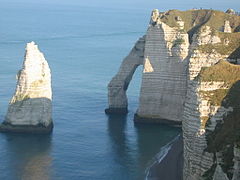 El famoso acantilado con la aguja y la puerta de entrada en Étretat en Francia