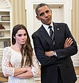 17. Barack Obama viccesen utánozza McKayla Maroney olimpikon amerikai tornásznő „ez nekem nem imponált” nézését, amint üdvözli a 2012-es olimpiai tornászcsapatot az Ovális Irodában 2012. november 15-én (a Fehér Ház hivatalos felvétele, készítette: Pete Souza) (javítás)/(csere)