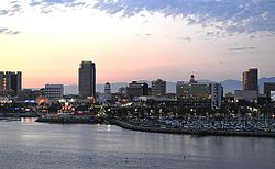 Il centro di Long Beach al tramonto, visto dalla Queen Mary