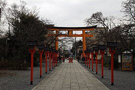 Portail d'entrée menant au Hirano-jinja