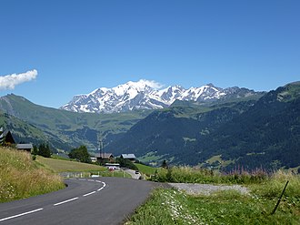 Auffahrt des Col des Saisies mit dem Mont Blanc im Hintergrund