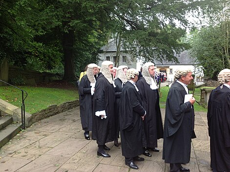 Barristers i peruker och Queen's Counsel i allongeperuker.