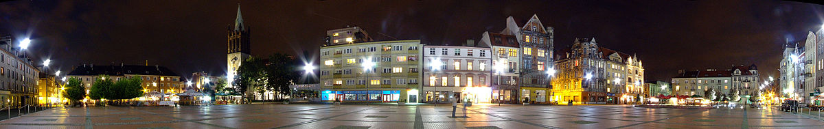 Panorama centralnog trga noću