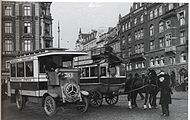 Der letzte Pferde- und der erste Motor-Omnibus in Kopenhagen am Rådhuspladsen, 1913.