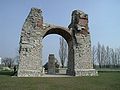 L'Heidentor ("Porta dei Pagani") è un arco quadrifronte probabilmente costruito da Costanzo II, ed è diventato il simbolo di Carnuntum.