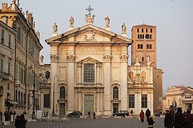 Piazza Sordello mit Dom, links davon das Bischöfliche Palais