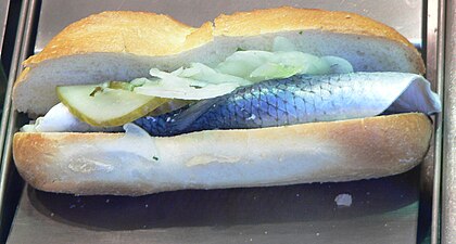 Fischbrötchen mit Bismarckhering mit Zwiebeln und Saure-Gurken-Scheiben