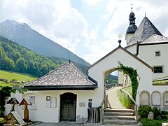 Friedhofskapelle bzw. „Leichenkammerl“ mit Eingangstür (neben Durchgang zum Friedhof links)