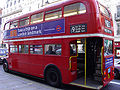 Heritage Routemaster mit Schaffner auf Linie 9 mit der Werbeaufschrift Mach einen Ausflug in einem Londoner Wahrzeichen und neuen Heckleuchten am Strand im November 2005