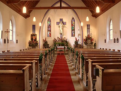 Blick vom Eingang zum Altar