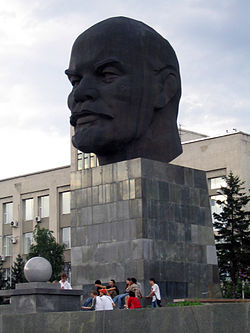 A Guiness Rekordok Könyvében is megtalálható Lenin szobor Ulan-Ude főterén.
