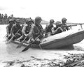 Débarquement sur Pavuvu dans les îles Salomon à bord d'un canot pneumatique en février 1943