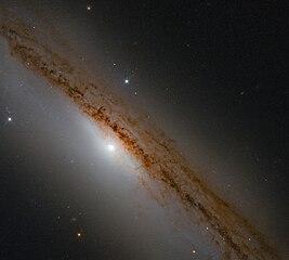 NGC 1589 galaxia kiribila, alboz ikusten dena.