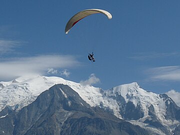 Een parapente/Paraglider in flight op de achtergrond de Mont Blanc