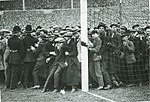 Débordements de la foule sur le terrain avant le match