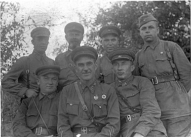 L'état-major de la division (été 1942). De gauche à droite, au premier rang : le chef d’état-major V. I. Tchouba, le général commandant la division I. Lioudnikov, le haut-commissaire N. I. Titov. Derrière, le premier à gauche, le commandant de l’artillerie Sergueï Iakovlevitch.