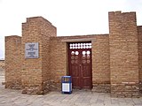 Мавзолей Есимхана. Расположен в 12 м к югу от западного минарета ханаки Ахмеда Ясави.