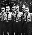 Członkowie Hitlerjugend w umundurowaniu z koalicyjkami