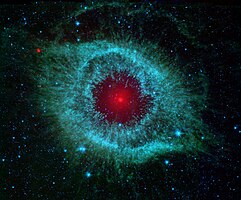 Infračervený snímek planetární mlhoviny Helix pořízený Spitzerovým vesmírným dalekohledem.[12] Autor: NASA, JPL a K. Su (University of Arizona)