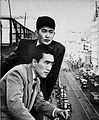 Yukio Mishima (lower) kaiba si Shintaro Ishihara kan 1956 (sa atop kan Bungeishunjū Building sa Ginza 6-chome) sa atop kan Bungeishunjū Buhid sa Ginza 6-chome)